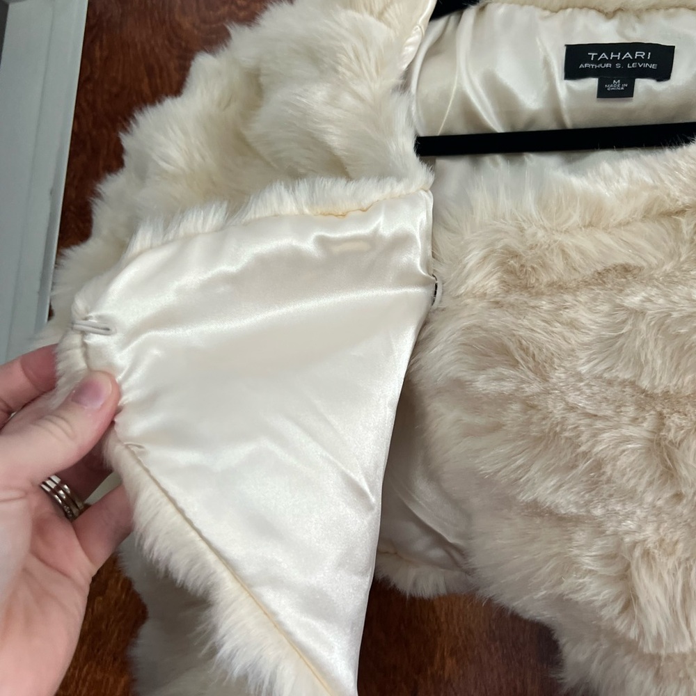 NWT Tahari‎ Champagne Faux Fur Wrap size M - Picture 3 of 6